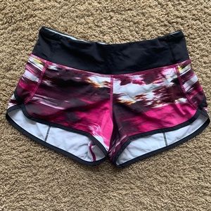 Lululemon Low Rise Speed Up shorts 2.5 Size 2 -